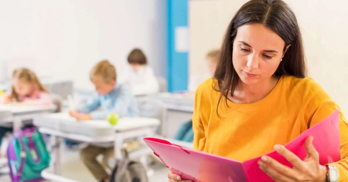 Mulheres predominam nas escolas, mas desafios persistem