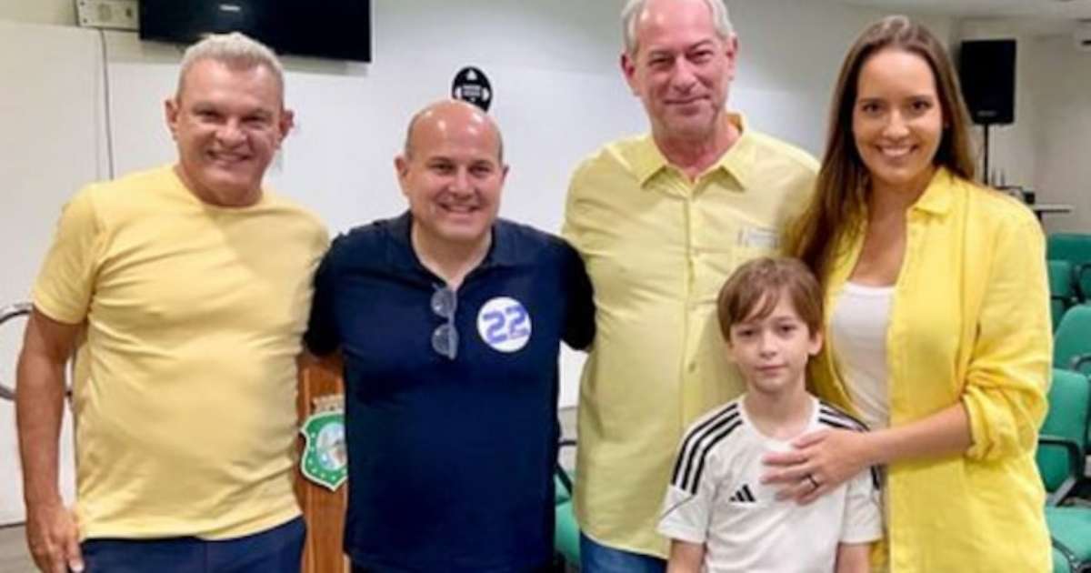 Ciro Gomes vota e posa para foto ao lado de apoiador de André Fernandes