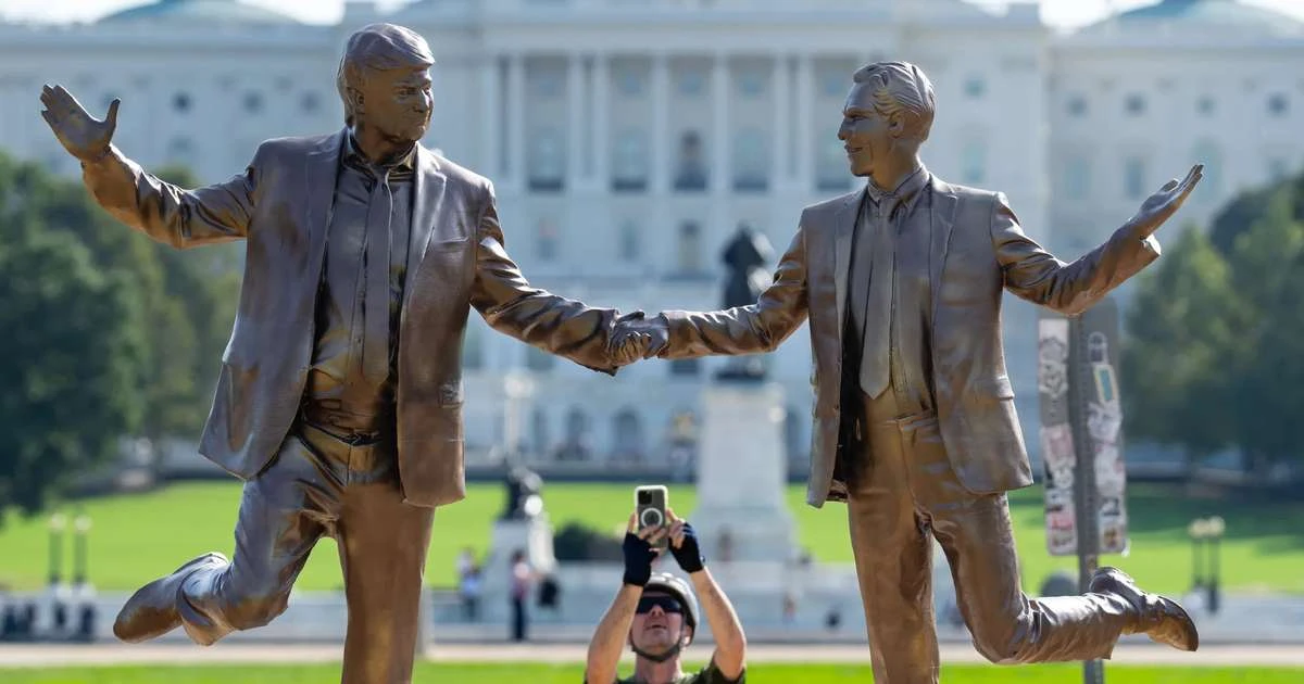 Trump e acusado de tráfico sexual de menores dão as mãos em estátua na frente ao Congresso