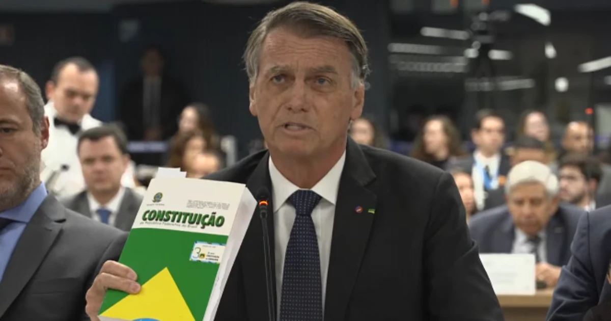 Bolsonaro leva Constituição Federal a depoimento no STF: 'Joguei dentro das quatro linhas'