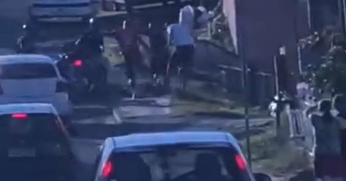 Vídeo: Homem que teria abusado de uma jovem é espancado no meio da rua em Porto Alegre