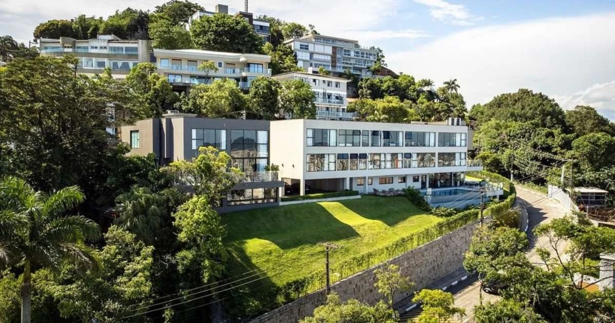 Mansão de Neymar impressiona com luxo de R$ 50 milhões