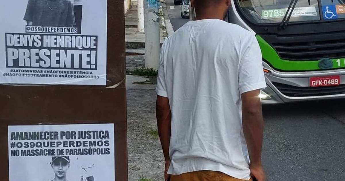 Famílias e policiais acusados de massacre da DZ7 ficam juntos durante pausa de julgamento