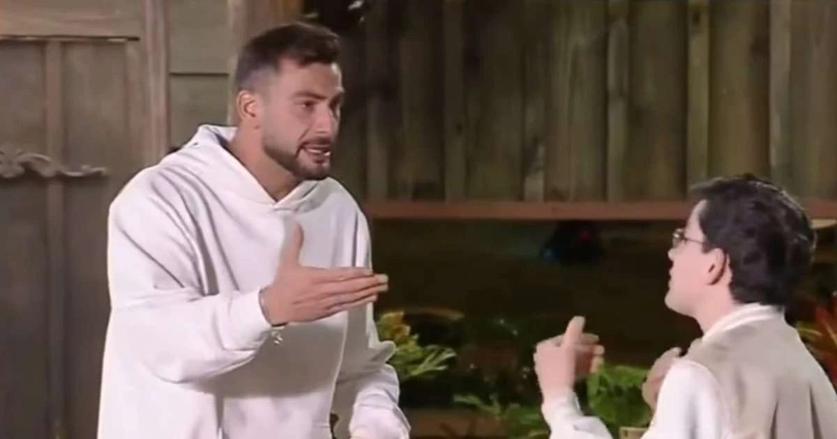 'A Fazenda 17': Dudu Camargo provoca Nizam com alfinetada após ex-BBB defender Michelle Barros. 'Cala a boca'