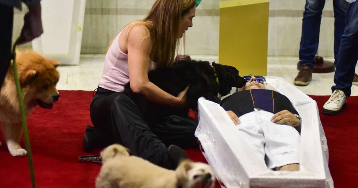 Velório do cantor Nahim: ex-mulher tem crise de choro, e caixão é colocado no chão para cães se despedirem do artista