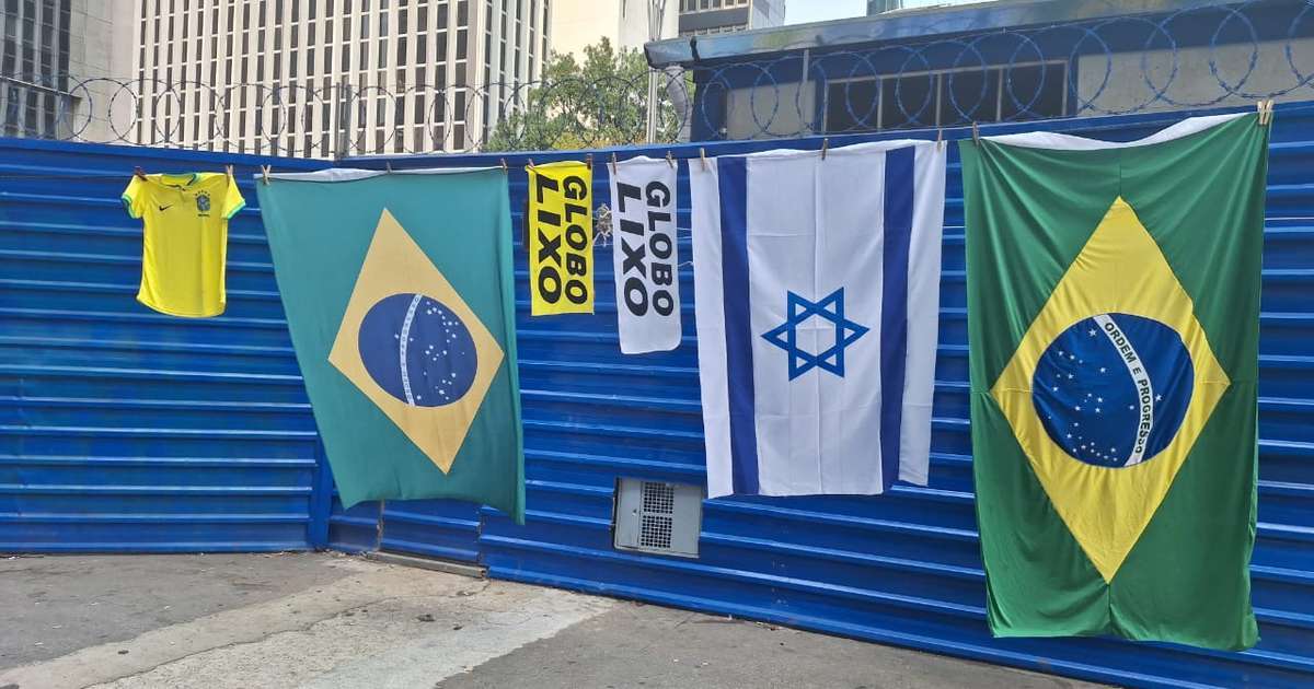 Ambulantes vendem bandeiras do Brasil e bonés de Pablo Marçal em ato bolsonarista na Avenida Paulista