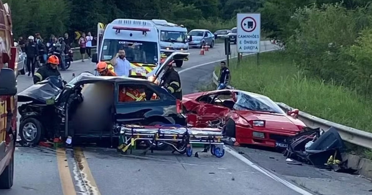 Ferrari bate de frente com outro veículo e deixa feridos em Piedade (SP)