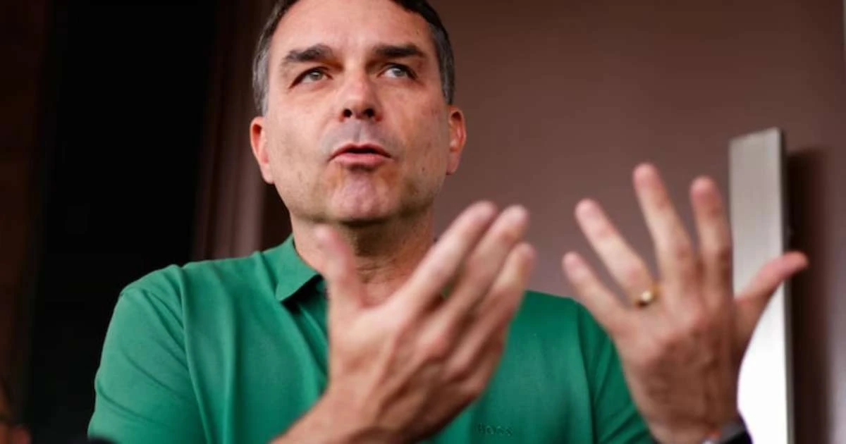 Flávio Bolsonaro está nos EUA em busca de reunião com Trump