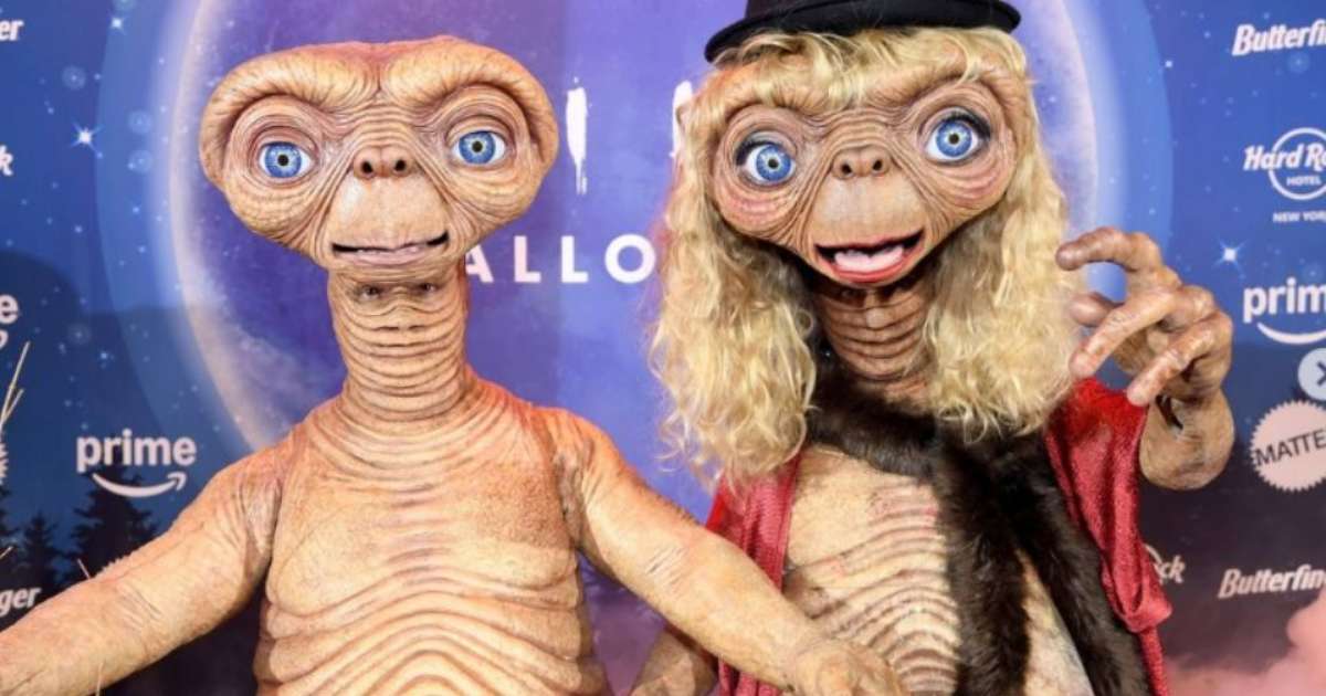 Heidi Klum aparece irreconhecível com fantasia de E.T. para o Halloween e revela que usou fralda