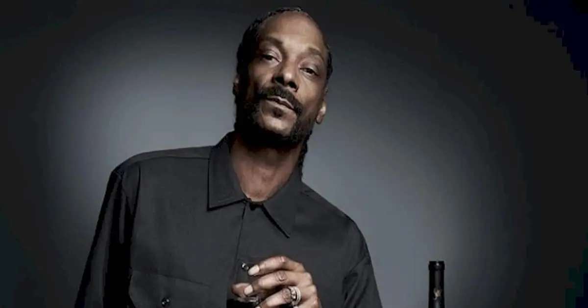 Snoop Dogg surpreende fãs em ônibus de festa com presença surpresa