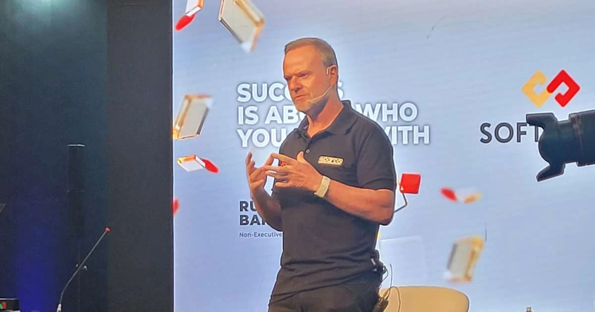 Barrichello lança coleção de roupas com sua assinatura