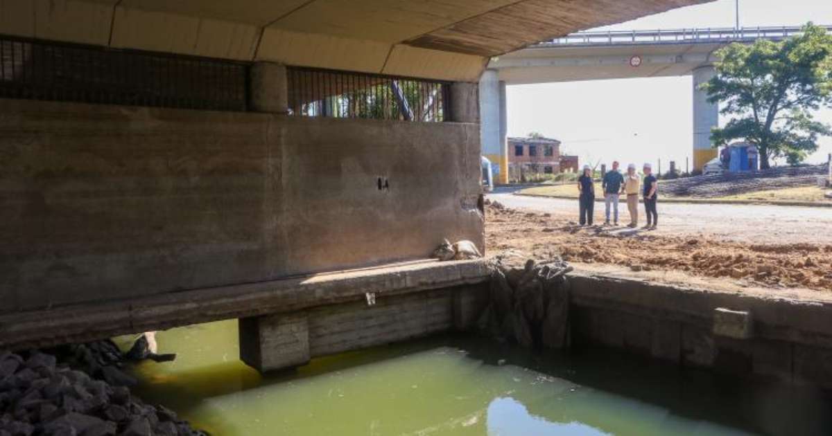 Obra na comporta do sistema de proteção contra cheias é iniciada