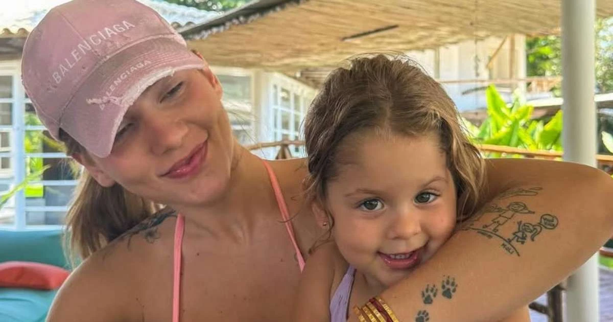 Mini fashionista! Filha de Virgínia Fonseca, Maria Flor ostenta bolsa de R$ 12 mil em festa com influenciadora e rouba a cena na web. Fotos!
