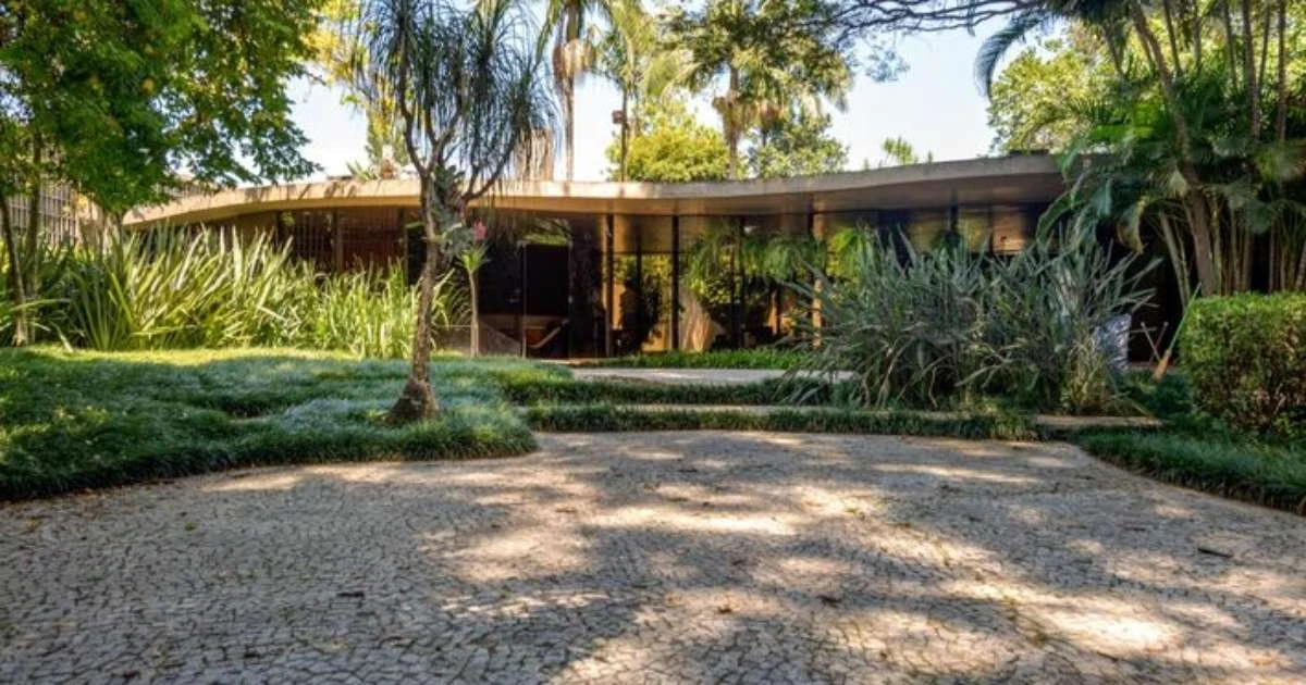 Como é a única casa projetada por Niemeyer em SP? Imóvel está à venda