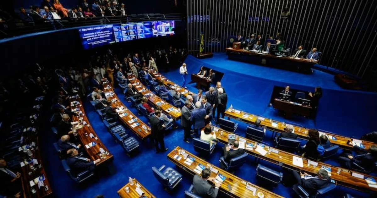 PEC que acaba com reeleição para chefes do Executivo tem votação adiada pela segunda vez