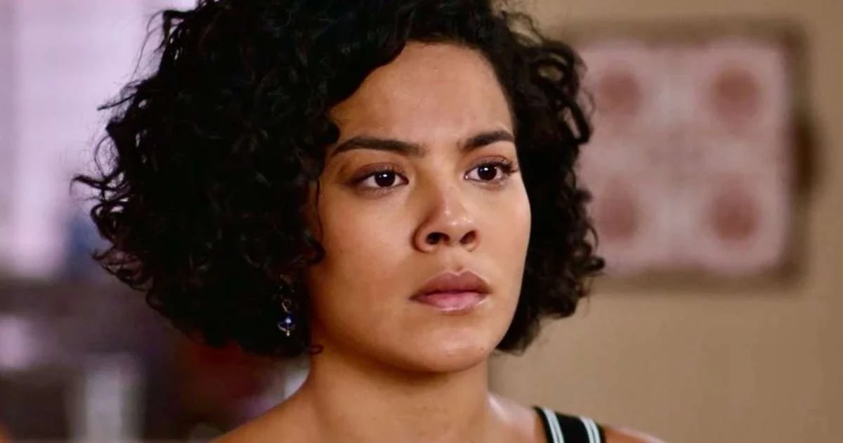 Bella Campos reage após ser detonada por papel em 'Vale Tudo': 'Se comportar como branco?'