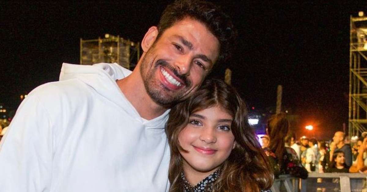 Cauã Reymond se encontra com ídolo da filha em desfile e tieta o artista