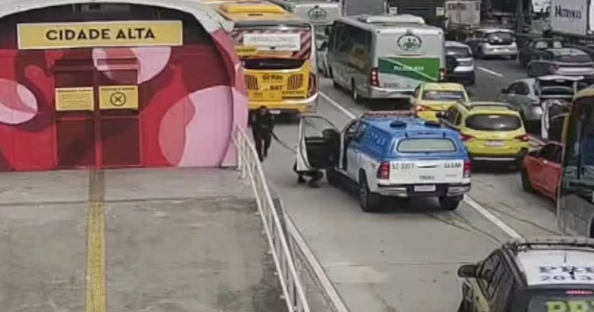 Passageiro é baleado dentro de ônibus na Avenida Brasil durante operação da PM no RJ