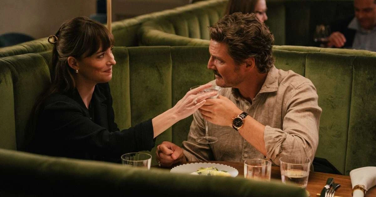 Nova comédia romântica de Pedro Pascal é estrelada por ator brasileiro e você nem sabia