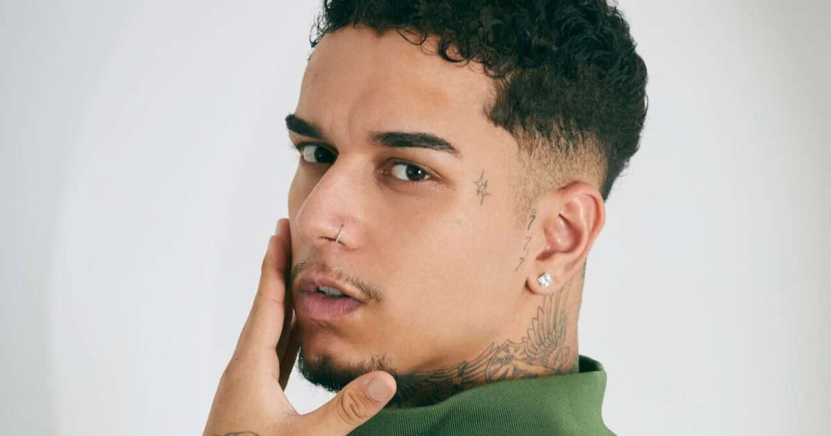 Rapper Veigh aposta em futurismo e provoca a indústria em novo clipe de 'Artista Genérico'
