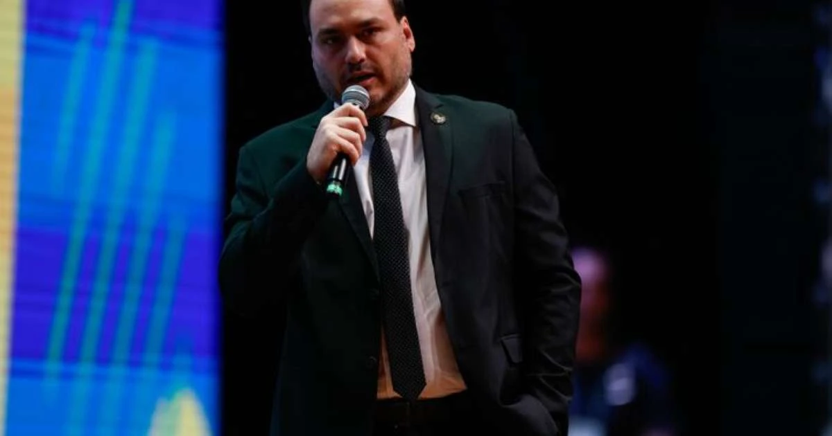 Carlos Bolsonaro reage às medidas cautelares impostas ao pai comparando caso ao escândalo do INSS