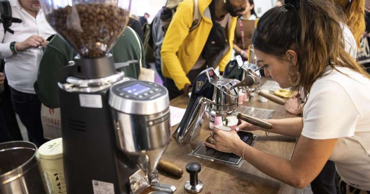 Por que preço do café está disparando no mundo e o que uma fruta fedorenta tem a ver com isso