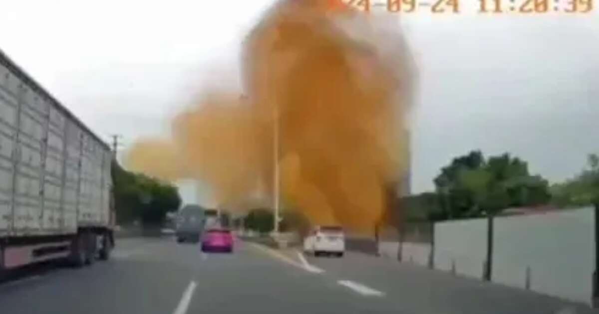 Tubulação explode e provoca 'vulcão de cocô' em rodovia na China