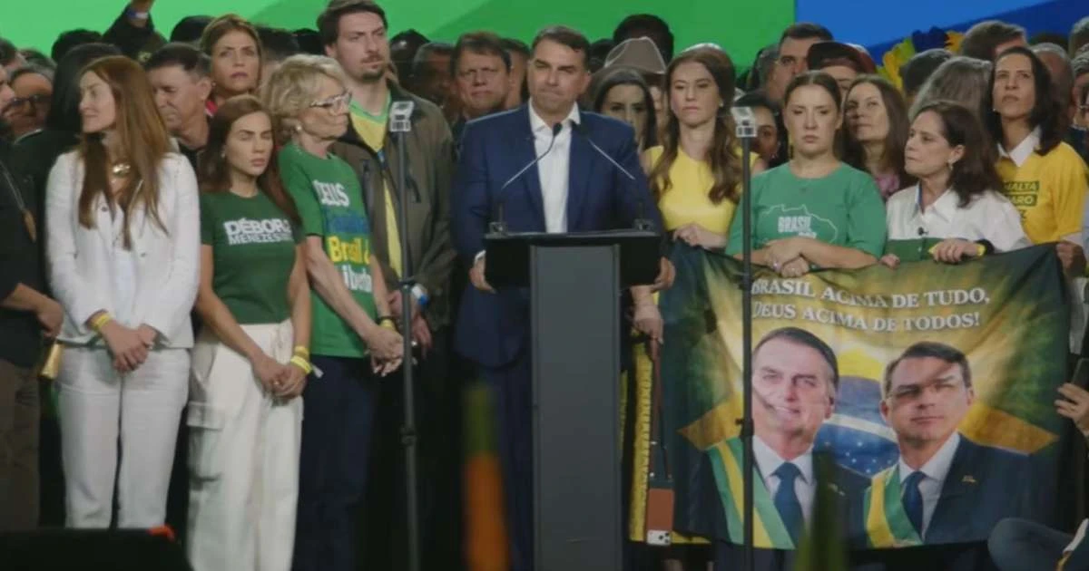 Flávio Bolsonaro é confirmado candidato a presidente sem ter vice; cotada discursou no palanque