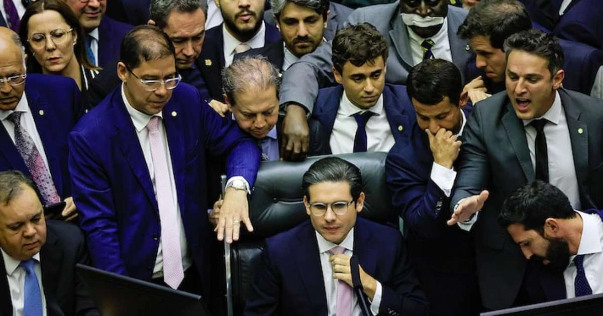 Hugo Motta sinaliza que Eduardo Bolsonaro pode perder cargo: 'Não há mandato à distância'