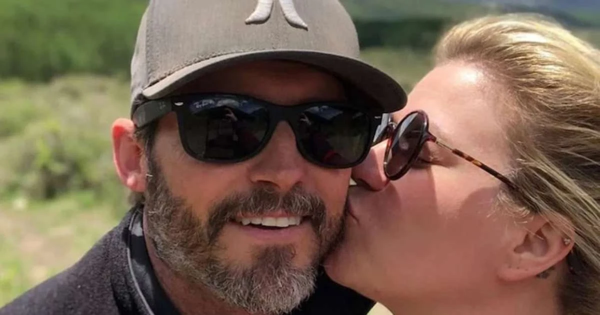Ex-marido de Kelly Clarkson morre de câncer aos 48 anos; cantora adia residência em Las Vegas