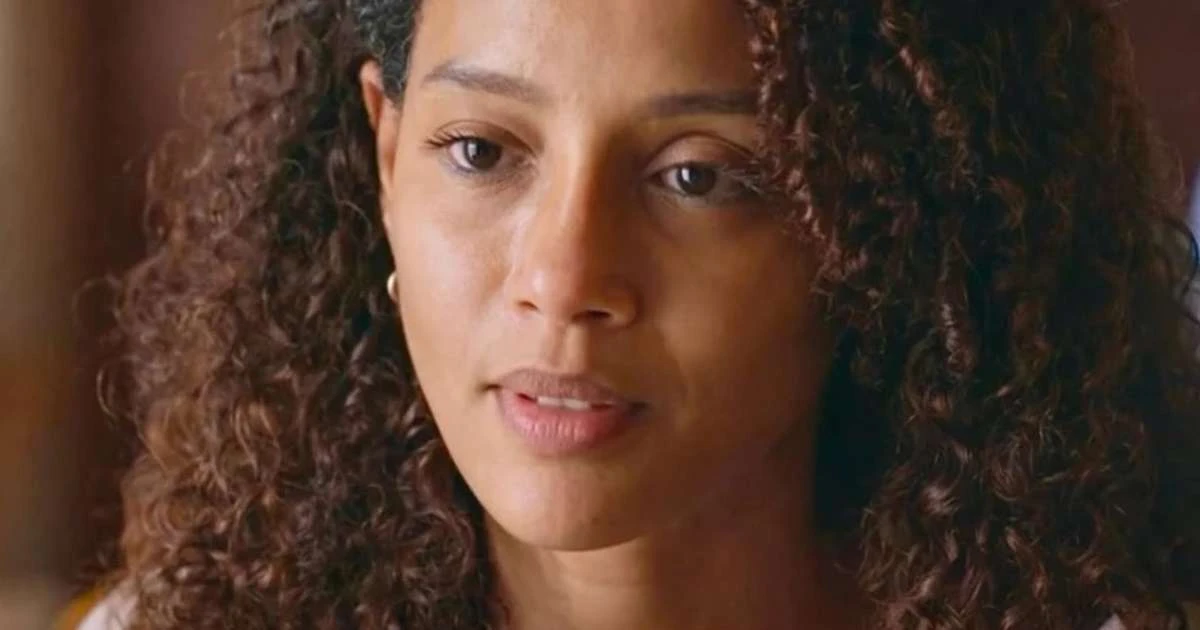 A fila andou! Raquel provoca Ivan e beija outro em 'Vale Tudo'