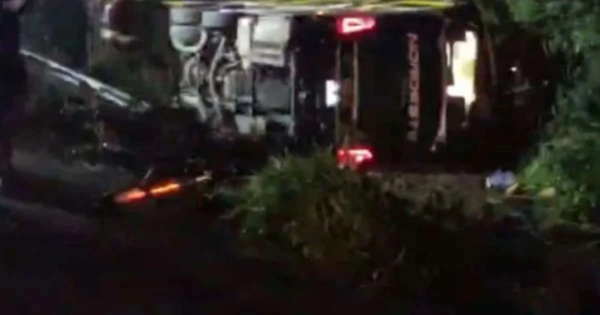 Ônibus de passageiros tomba na Freeway e deixa um morto e diversos feridos
