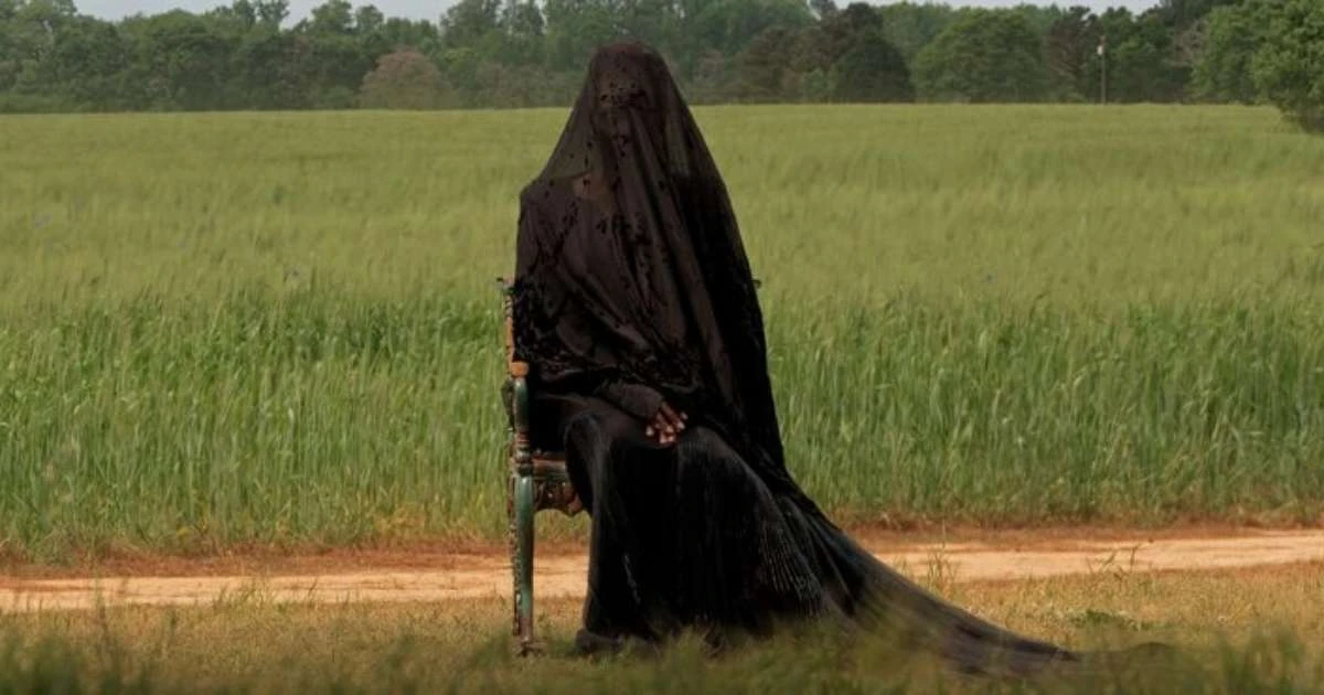 'A Mulher no Jardim' chega atrasado na conversa com mais um filme de terror sobre luto
