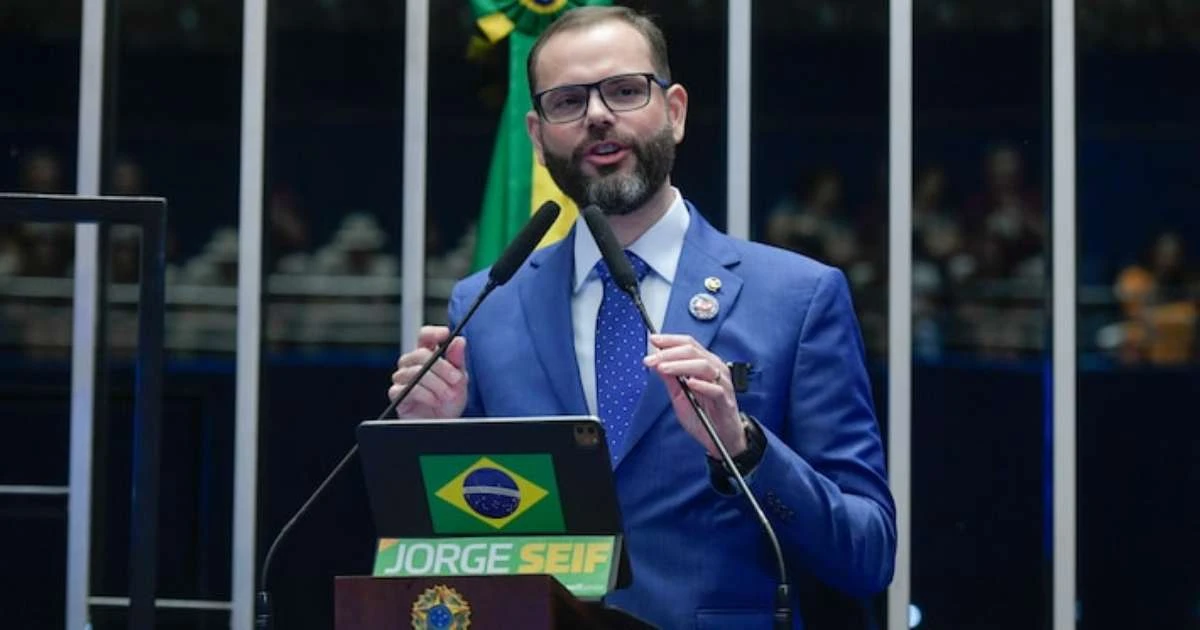 Ação contra senador bolsonarista completa um ano parada no TSE e sem previsão de julgamento