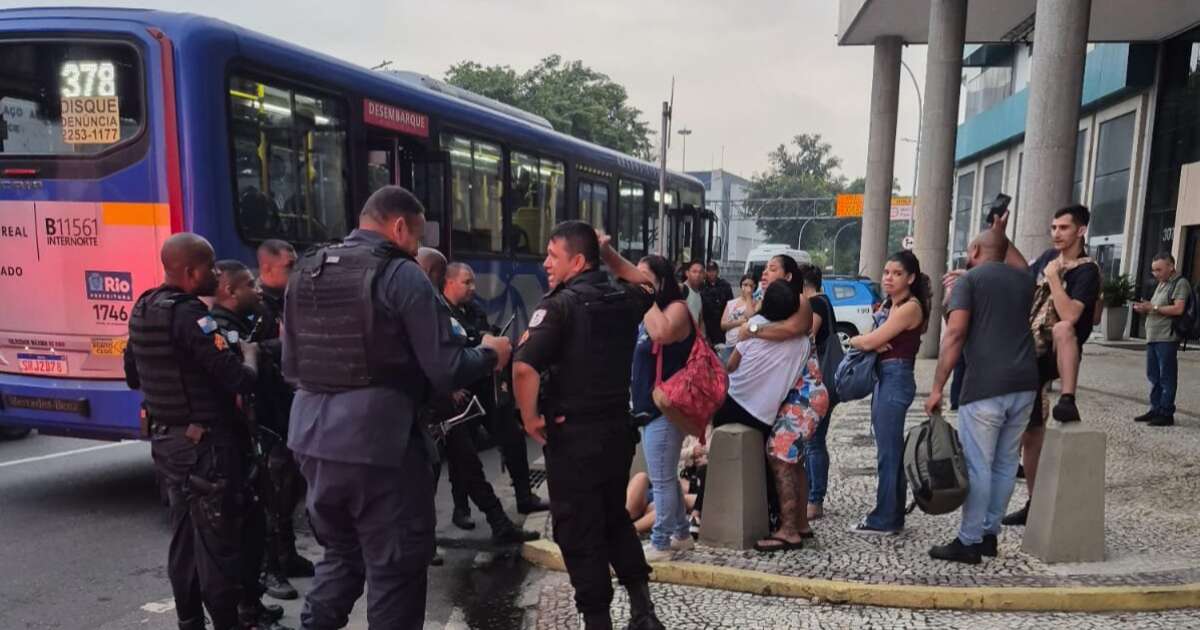 Ônibus é sequestrado na Avenida Brasil, no RJ; cerca de 70 passageiros tiveram pertences roubados