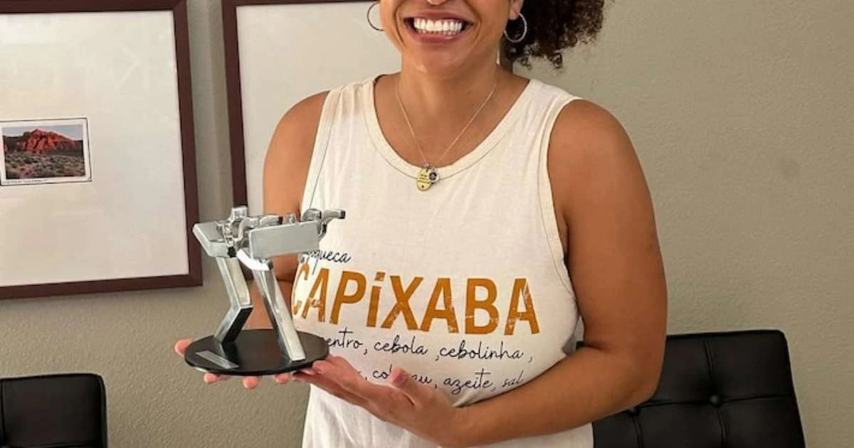 Cineasta brasileira detida pela imigração 'usa sapatos como travesseiro', diz marido