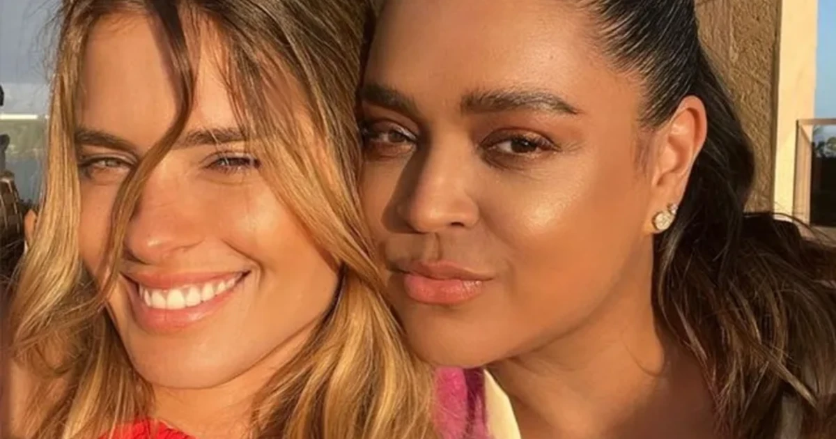 Carolina Dieckmmann viajou para visitar Preta Gil após saber que ela estava mal no hospital