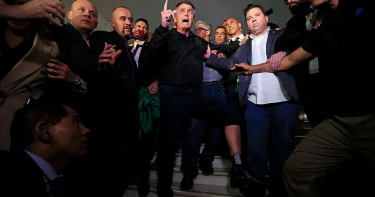 Moraes dá 24 horas para Bolsonaro explicar postagem com tornozeleira e fala em risco de prisão