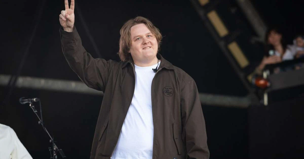 Lewis Capaldi relata crise nos bastidores: 'Saí convulsionando'