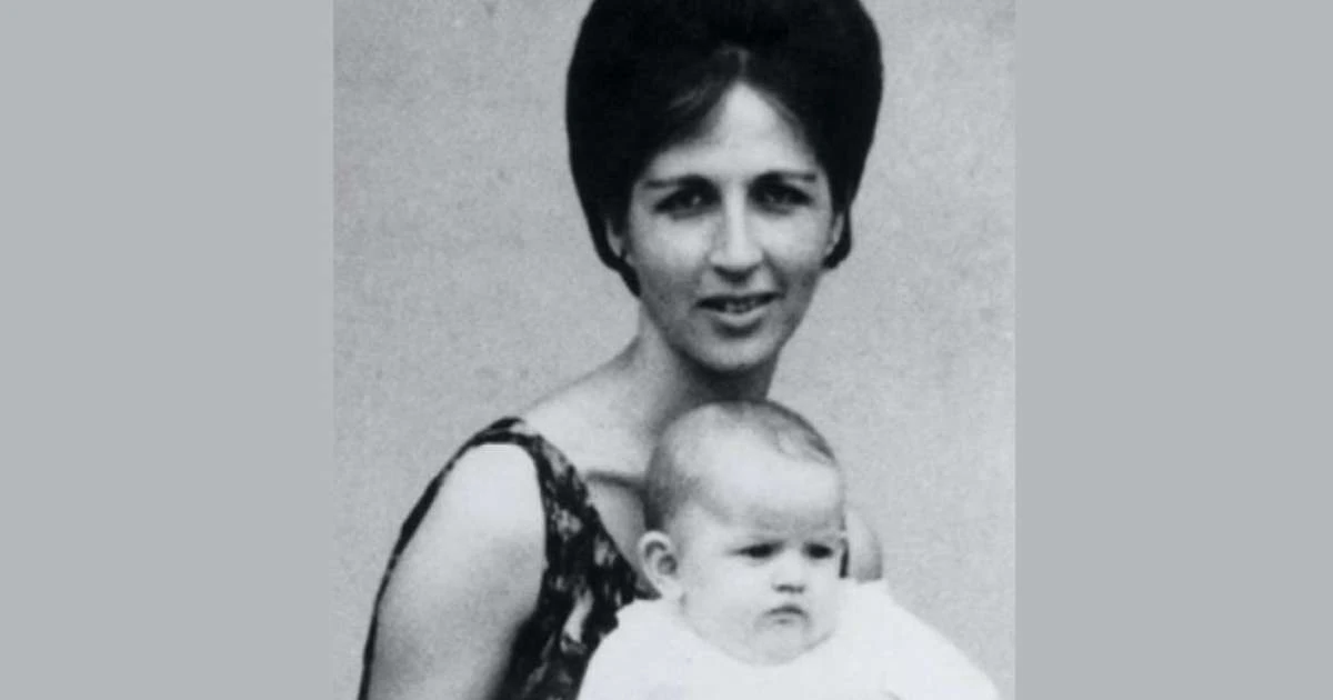 Nascida em 1963, essa bebê fofa no colo da mãe não imaginava que teria muitos 'súditos'; há pouco tempo revelou doença crônica e mudou a aparência. Reconhece?