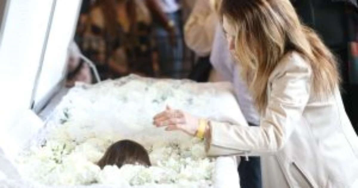 Malu Mader e Claudia Abreu se despedem pela última vez de Preta Gil; veja imagens