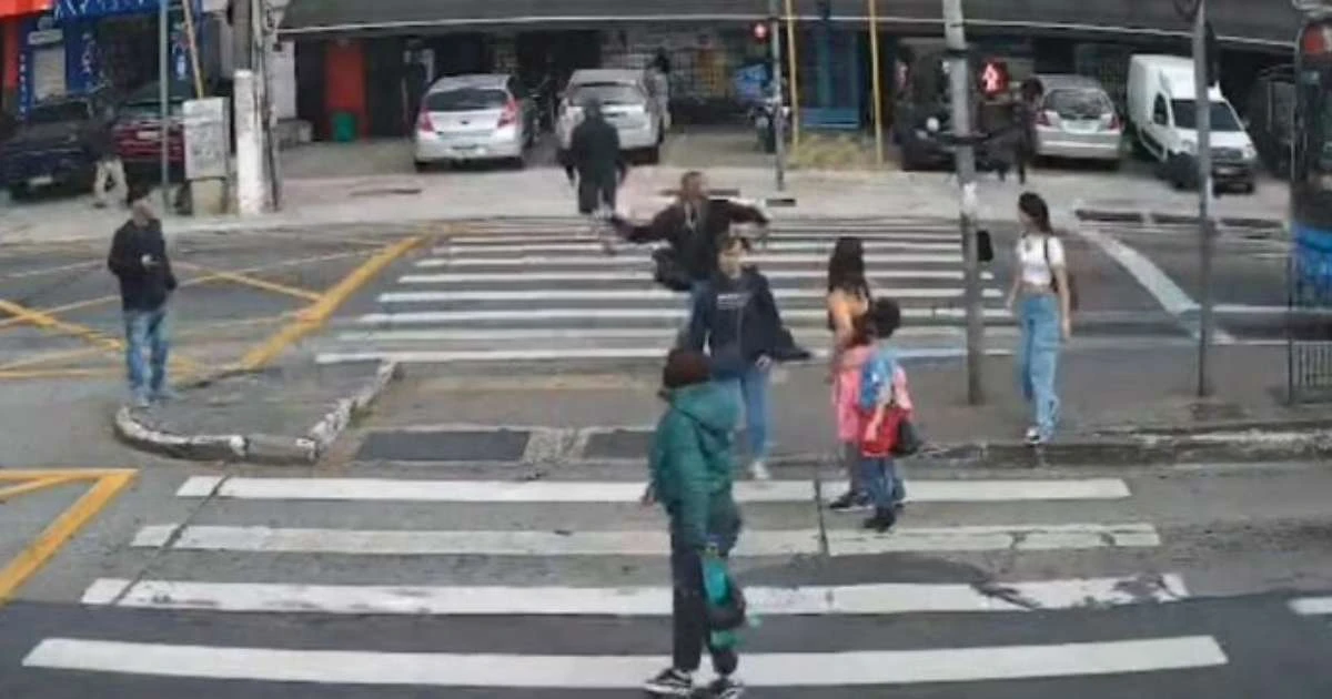 Homem flagrado arremessando pedra contra ônibus em SP é detido; veja vídeo do ataque