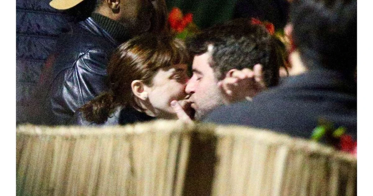 Alice Wegmann troca beijos com novo affair em restaurante após rumores com Humberto Carrão, o Afonso de 'Vale Tudo'