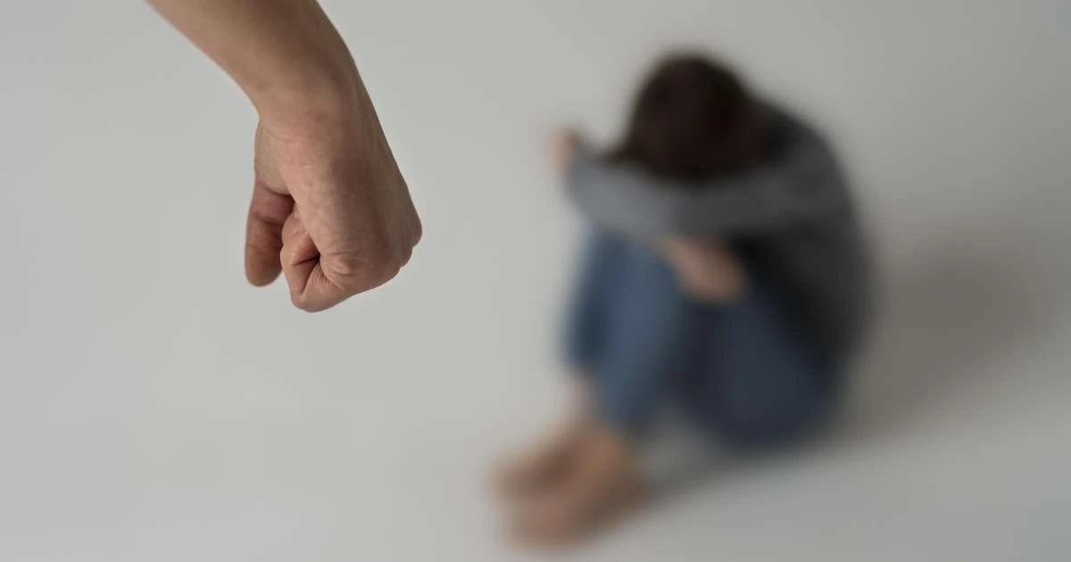 Mulher é presa em BH após ser flagrada em vídeo sufocando e chutando filha de 2 anos