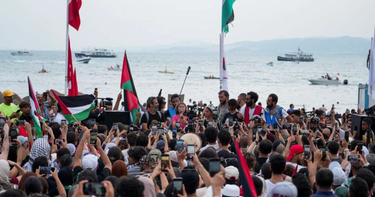 Nova flotilha humanitária para Gaza faz escala em Túnis e UE diz que 