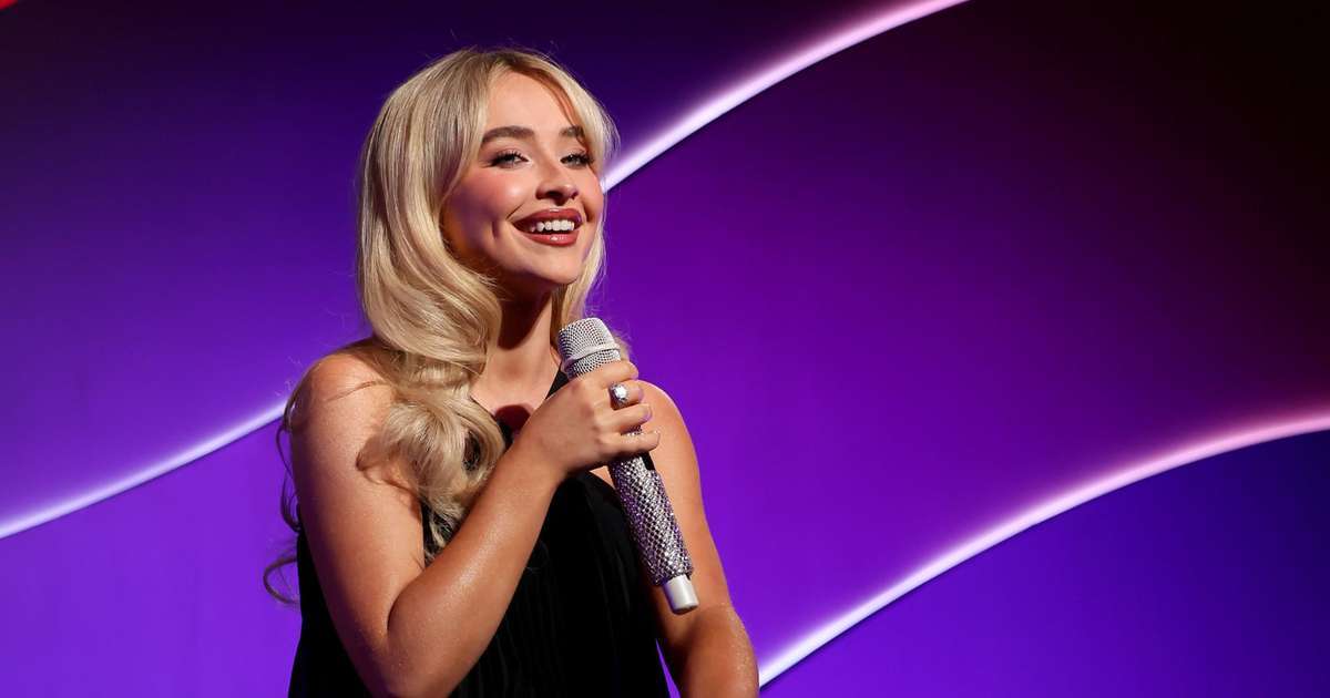 Compositora de Sabrina Carpenter diz por que não ouve hits pop atuais