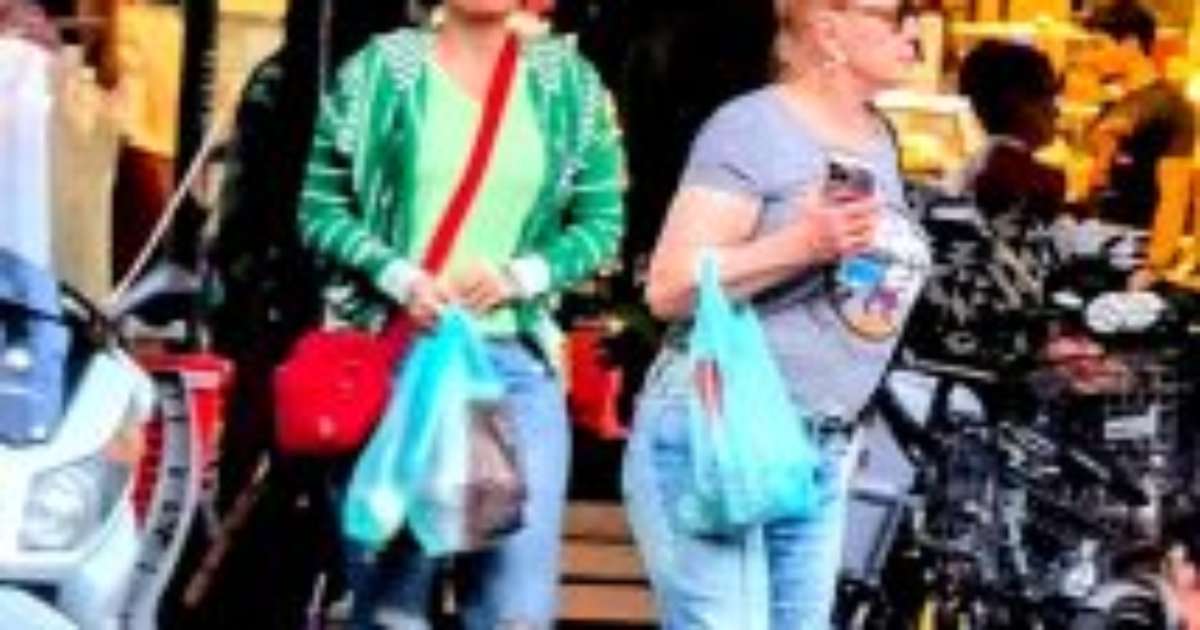 Flagradas! Vera Fischer aparece com a filha ex-atriz fazendo compras no Leblon