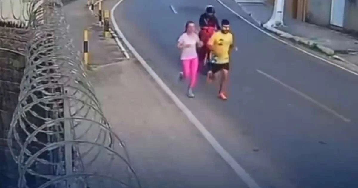 Câmera flagra exato momento em que motociclista atropela corredor e foge