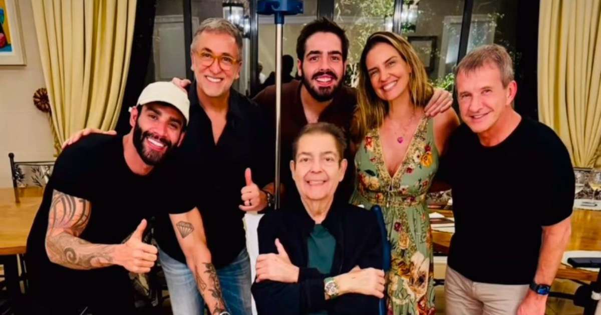 Gustttavo Lima visita Faustão e apresentador aparece com pé imobilizado