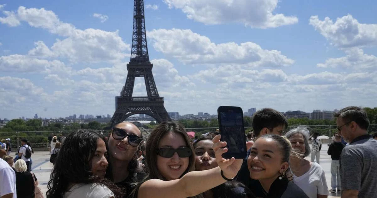 Paris quer inscrever nomes de mulheres cientistas na Torre Eiffel e corrigir omissão histórica